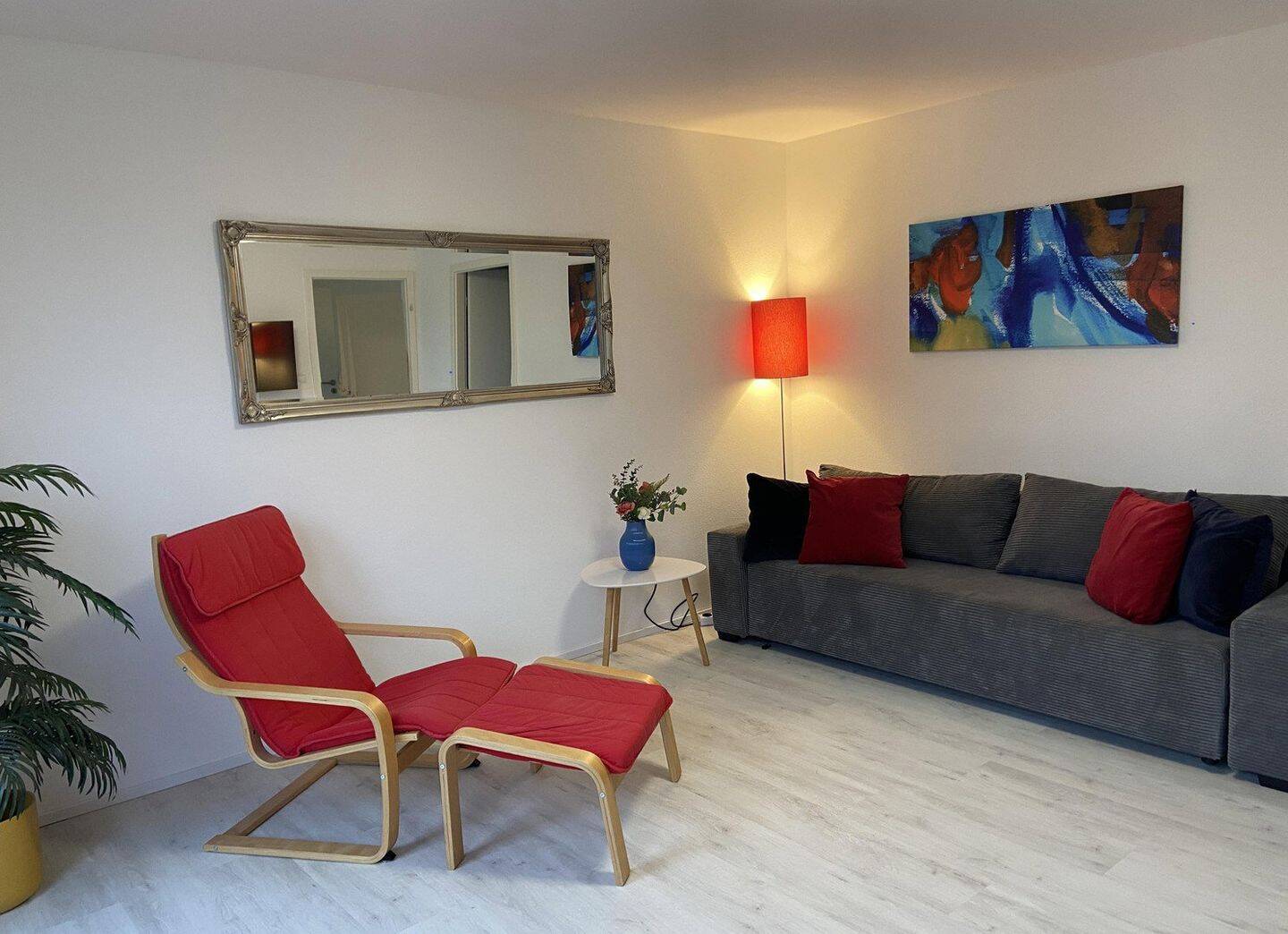 Möblierte 2-Zimmer DG-Wohnung (Süd-Balkon/TG/Aufzug), 71065 Sindelfingen