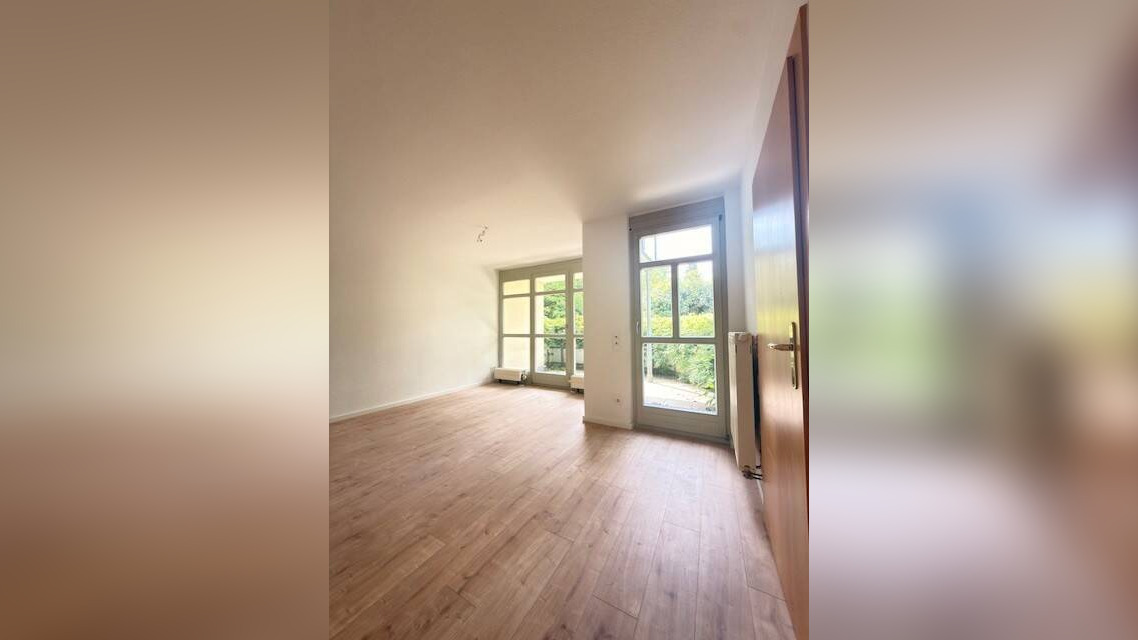 Einzigartige Chance – charmante Singlewohnung mit Einfamilienhauscharme am Stadtrand – Wohnzimmer mit unverbautem Blick ins Grüne und Sonnenterrasse, 4279 Leipzig (Dölitz-Dösen Lößnig)