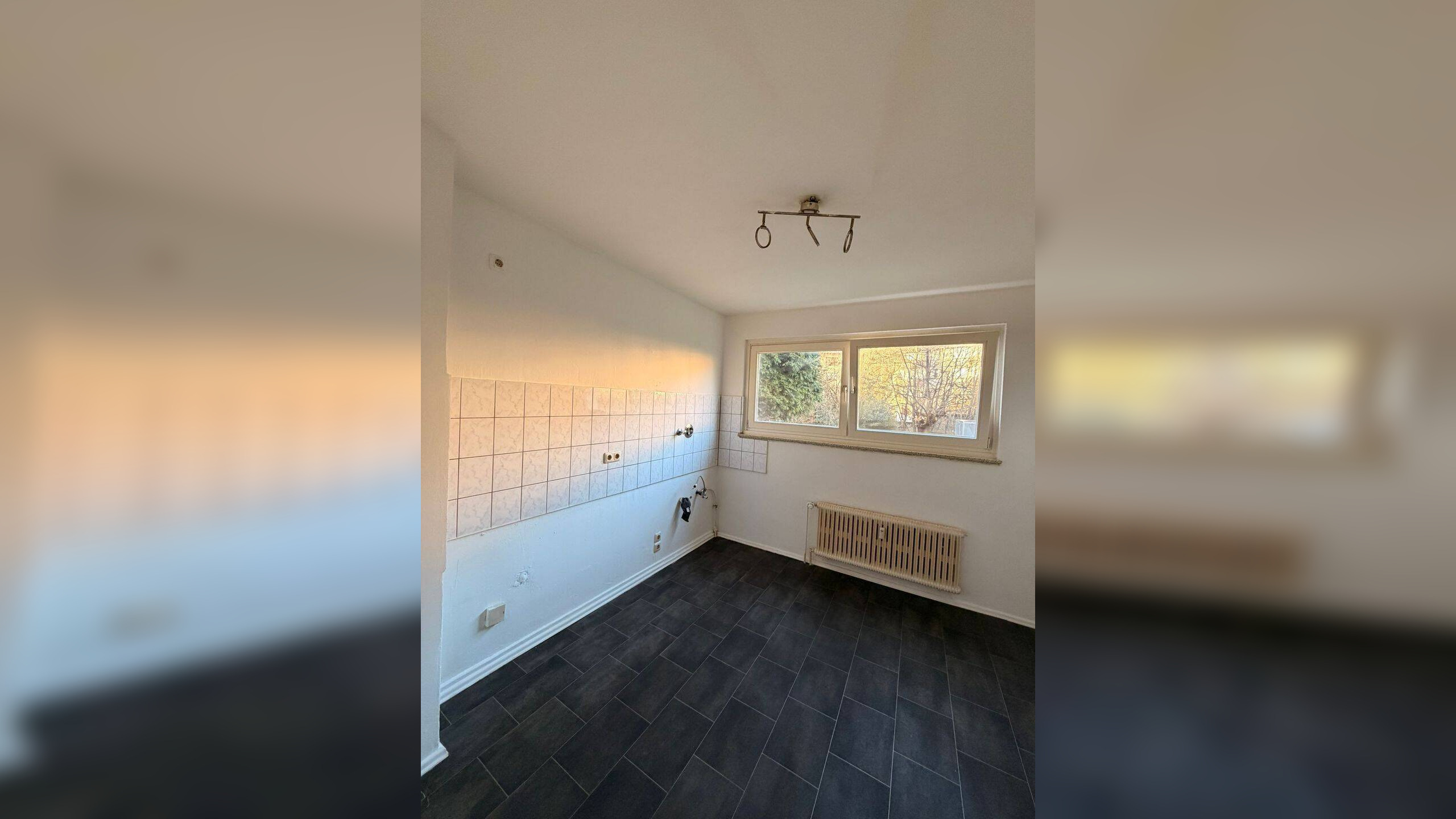 Offener Balkon mit Holzgeländer in ruhiger Lage in Crimmitschau, 8451 Crimmitschau