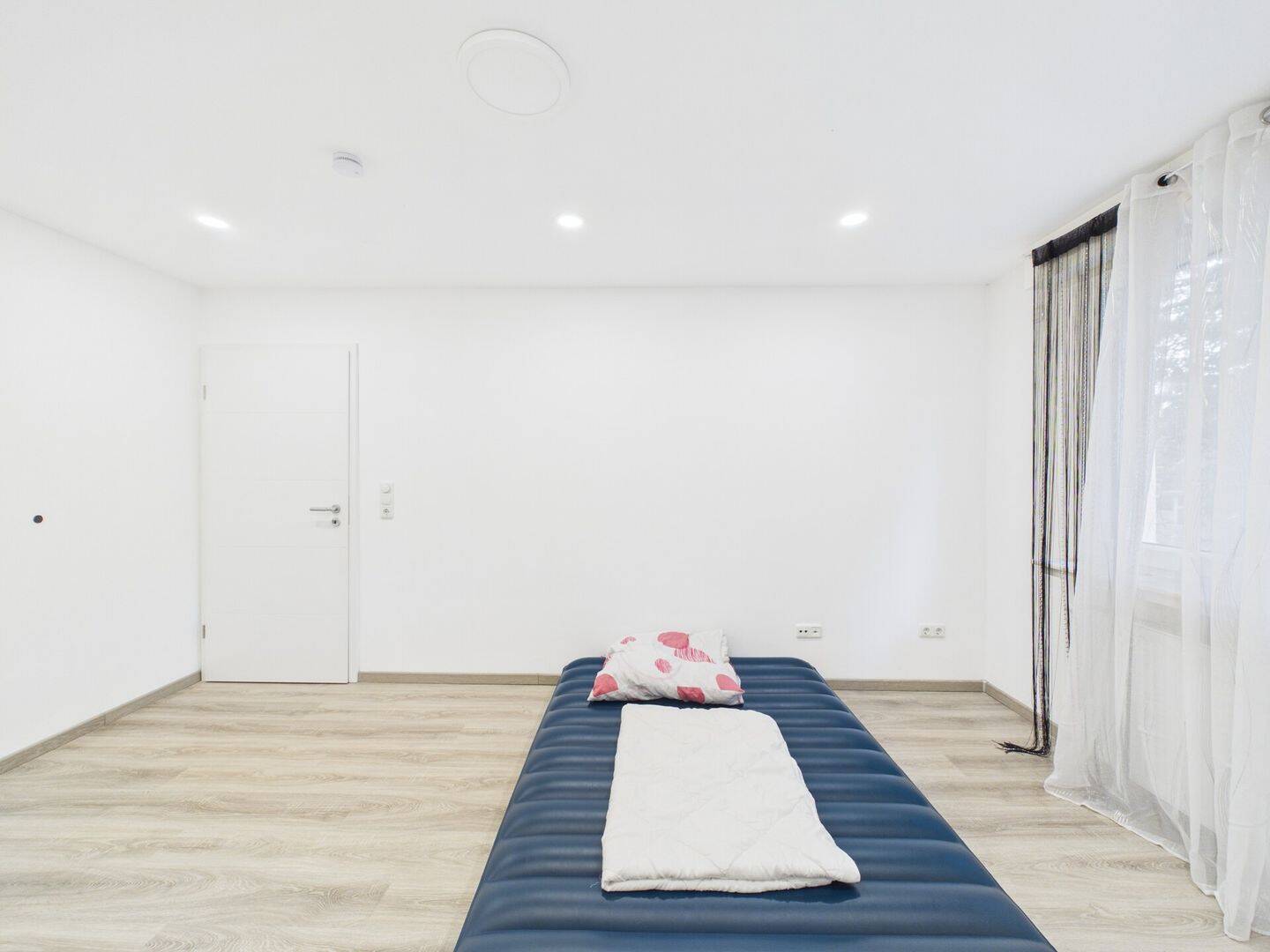 Weilerswist: Hochwertig sanierte Erdgeschosswohnung mit Terrasse und Stellplatz, 53919 Weilerswist