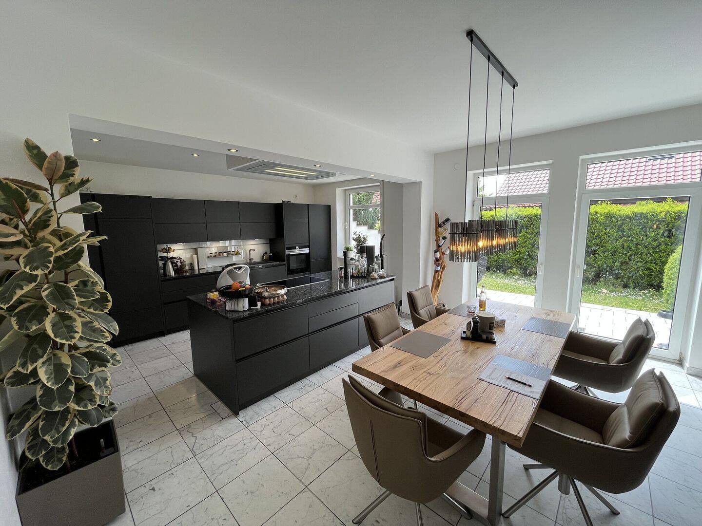 Exklusive Villa mit schönem Grundstück in Neutraubling, 93073 Neutraubling