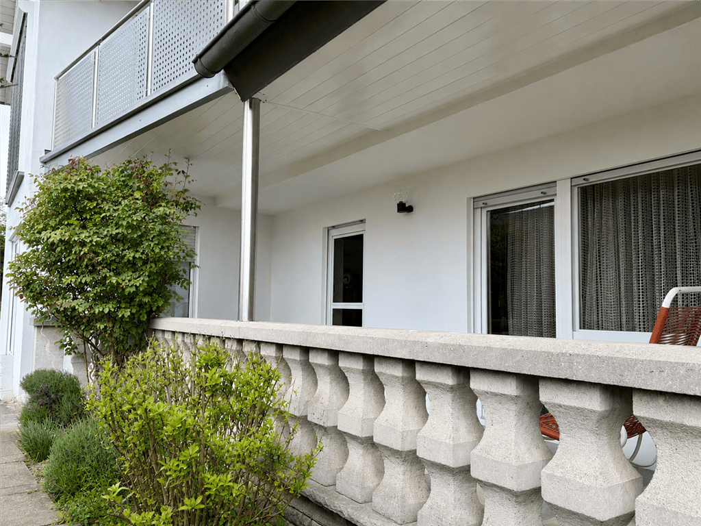 Stilvolle Erdgeschosswohnung mit zwei überdachten Terrassen und mediterranem Wohnflair, 73489 Jagstzell