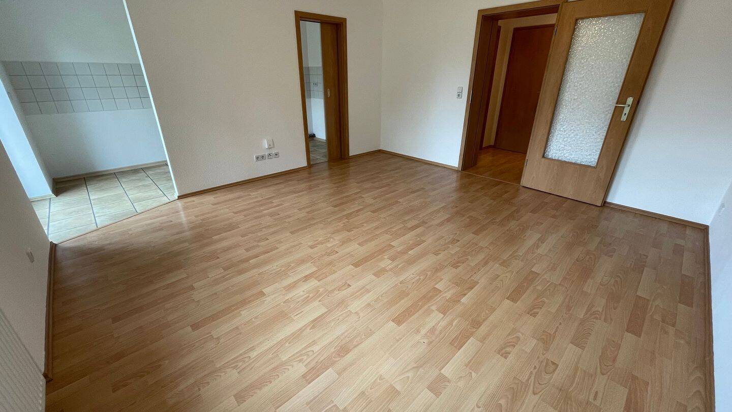 Halboffene Küche – Laminat – Bad mit Fenster- Stellplatz !!!