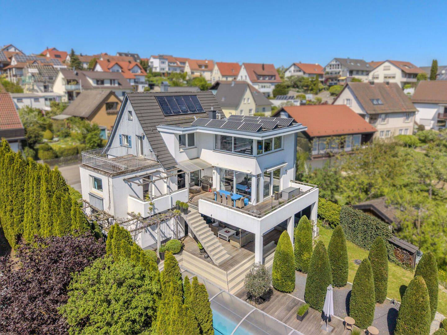 Exklusives Anwesen mit moderner Architektur, Pool und großer Bauplatzreserve, 73098 Rechberghausen