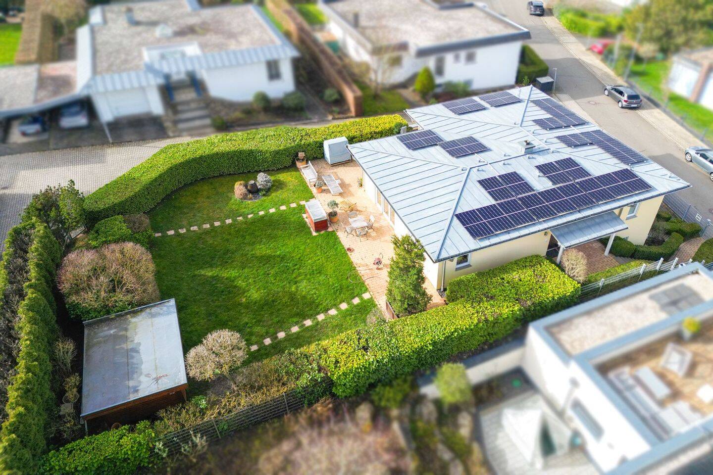 Trier-Ruwer: Moderne Villa in sehr gutem Zustand, Garten, Garagen, Wärmepumpe, PV, Wallbox, Umzäunt