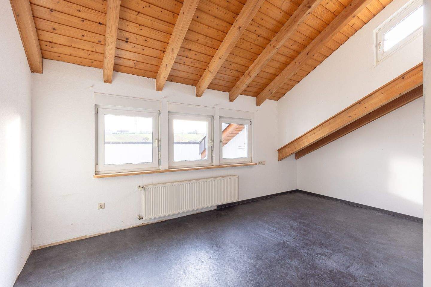 Helle 3,5-Zimmer-Wohnung mit Einbauküche und Außenstellplatz, 71522 Backnang
