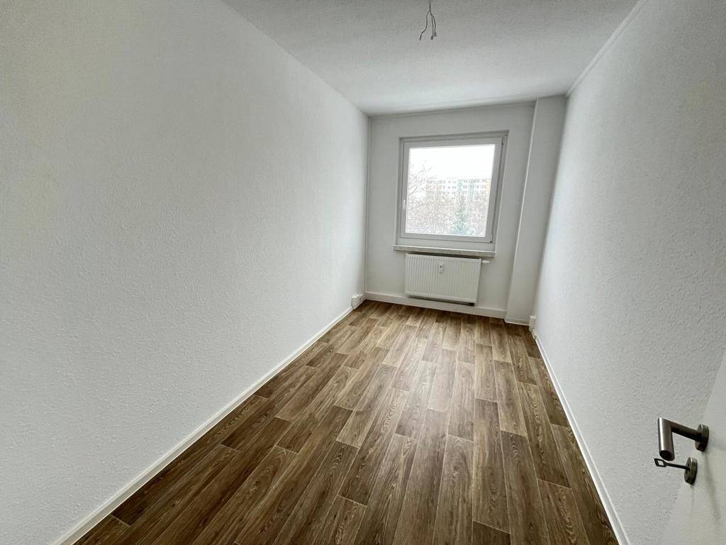 6-Raum-Etagenwohnungg mit 2 Bädern und 2 Balkonen, 9122 Chemnitz (Hutholz Markersdorf Morgenleite Stelzendorf)