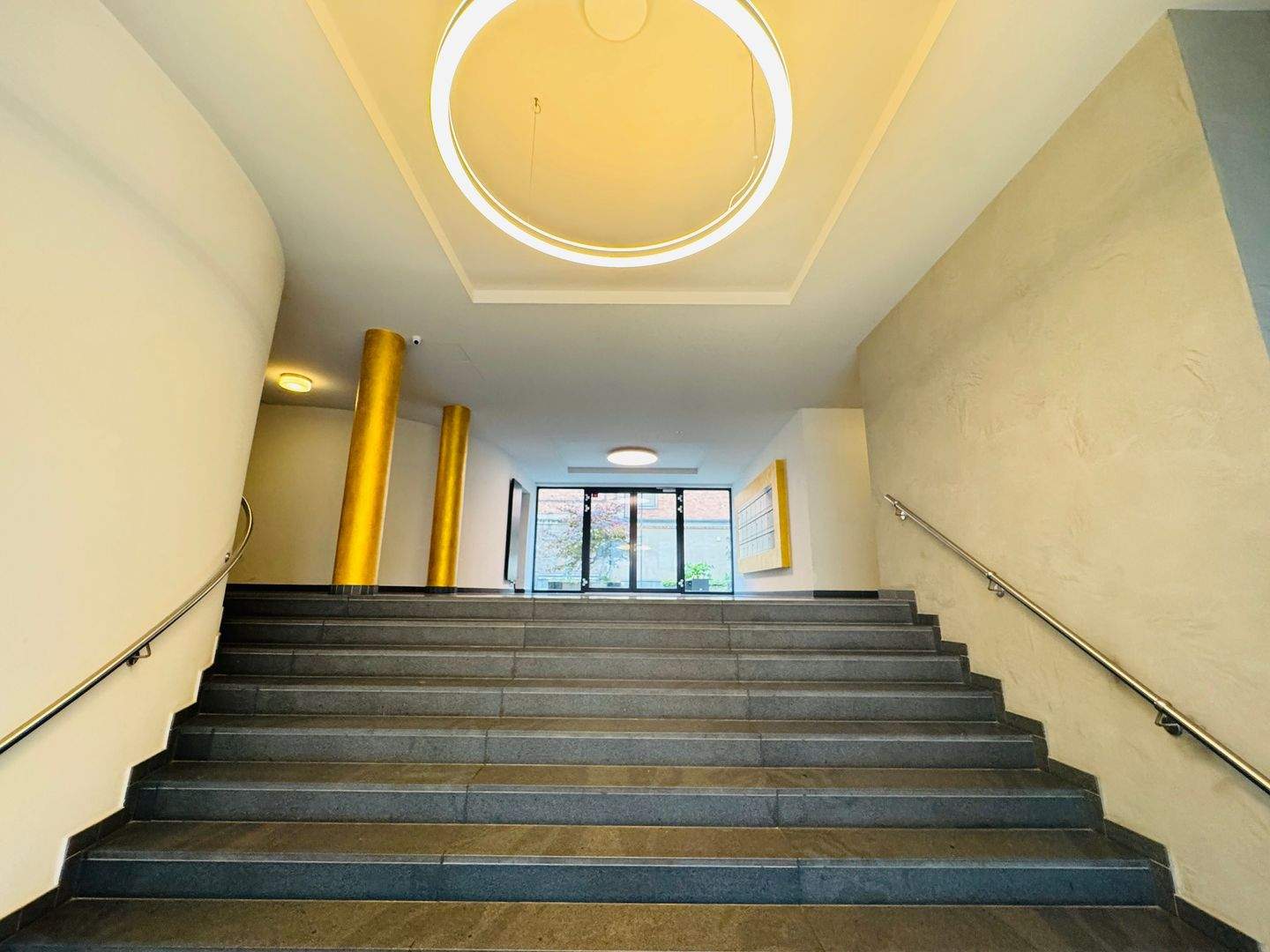 Moderne 3-Zimmer-Wohnung mit Balkon, Einbauküche & Tiefgaragenstellplatz – Leipzig – Bild 1 von 3