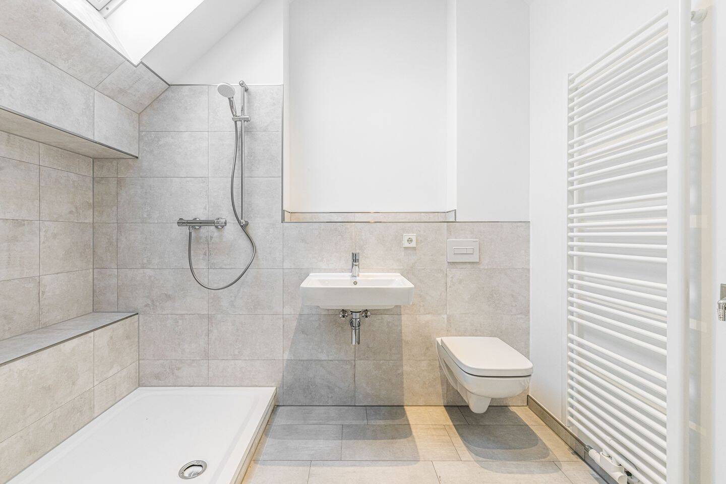 Modern & gemütlich – 47 m² Dachgeschosswohnung im Denkmalbau – Leipzig – Bild 1 von 2