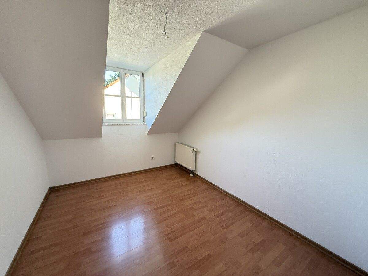 Freistehende kleine 4-Zimmer-Wohnung in traumhafter Lage für Eigennutzer oder Anleger!, 1468 Moritzburg