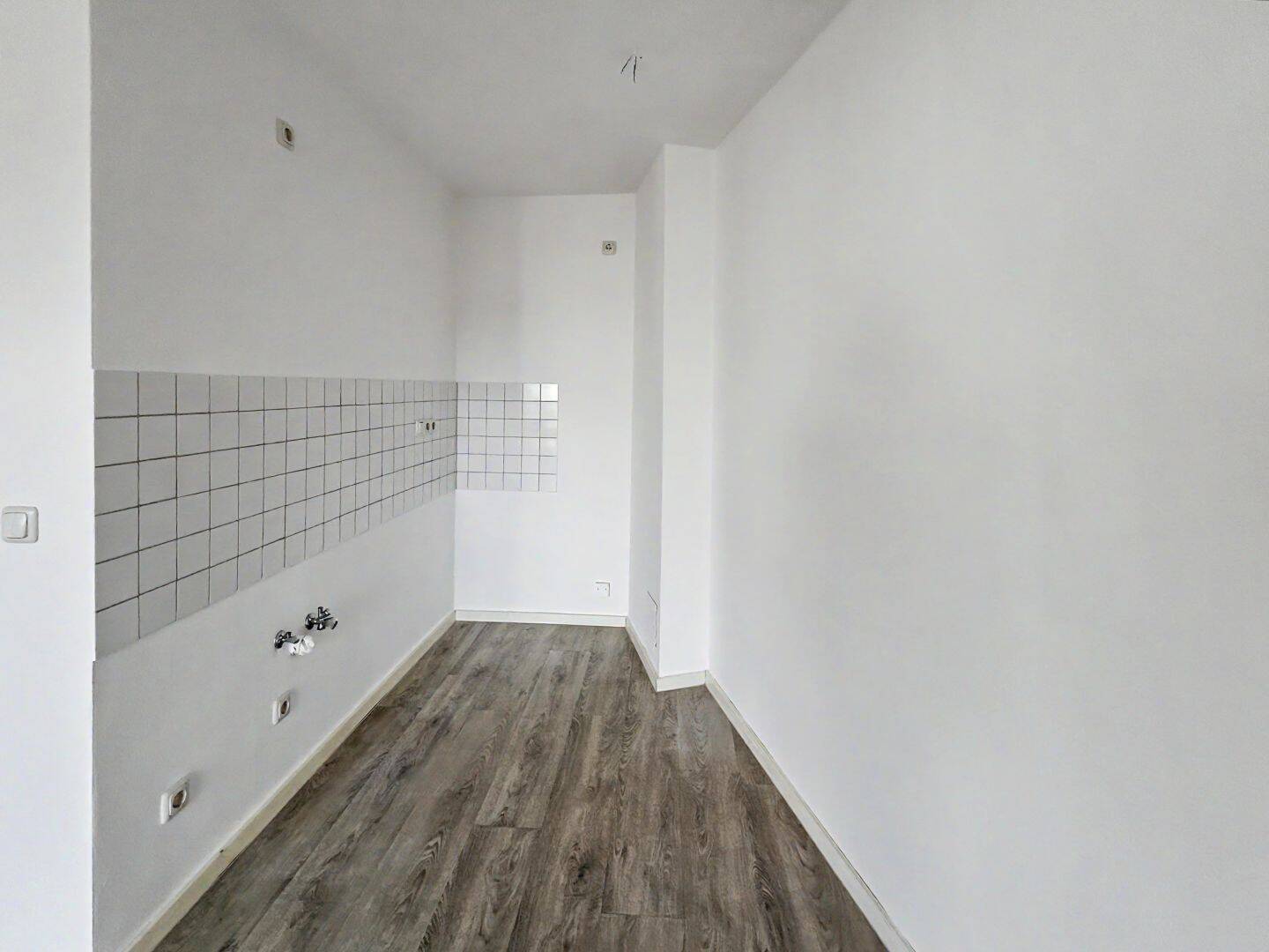Vermieten oder Einziehen! Gepflegte 2-Zimmer-Eigentumswohnung mit Stellplatz in Halle- Hohenweiden, 6258 Schkopau