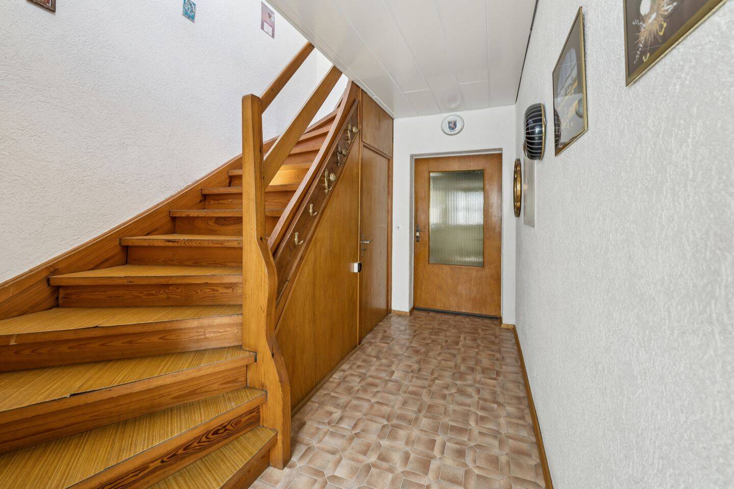 Mid-Century-Haus unter altem Nussbaum mit Herz und Zeitgeist, 64846 Groß-Zimmern