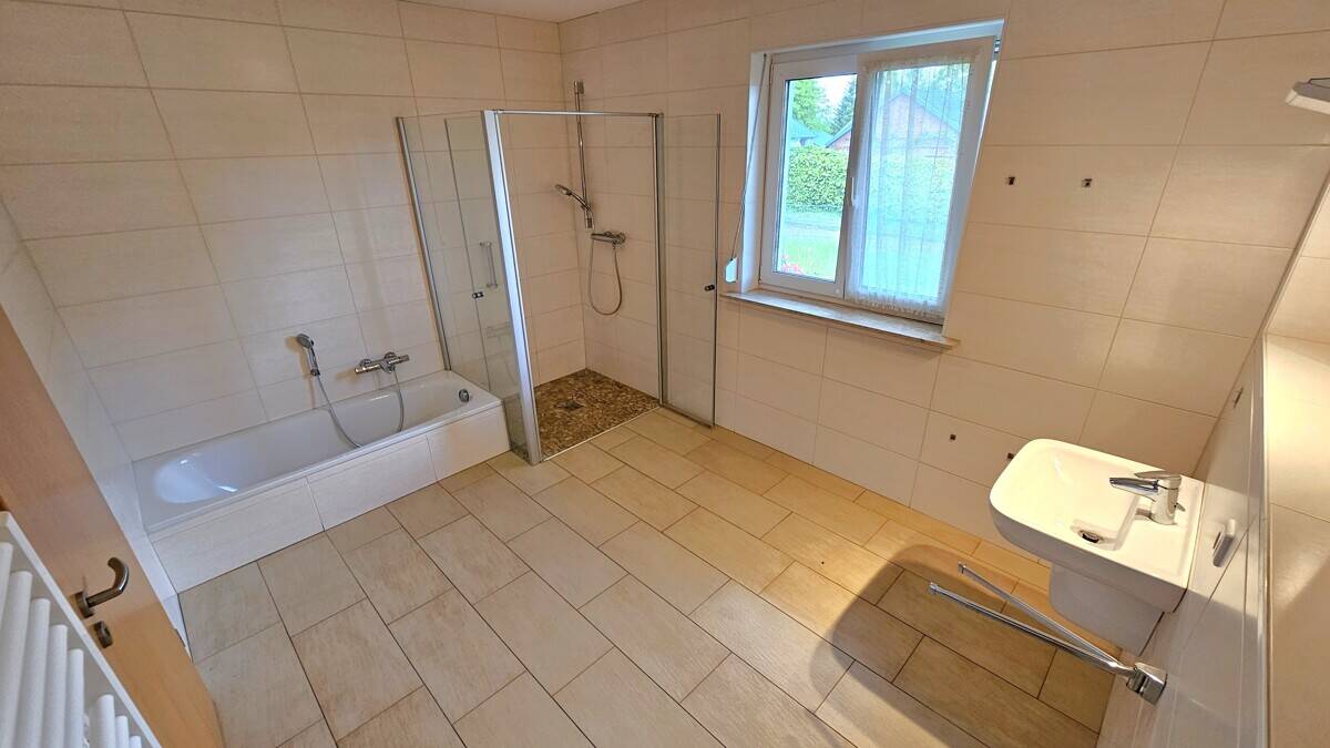 Charmantes Einfamilienhaus mit Veranda & Carport in begehrter Lage, 27624 Geestland