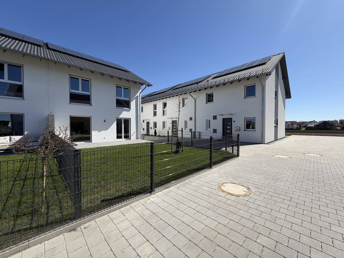 Niedrige Nebenkosten: Energieeffizientes Neubau-Reihenhaus in wertiger Ausstattung, 84030 Ergolding (Industriegebiet)