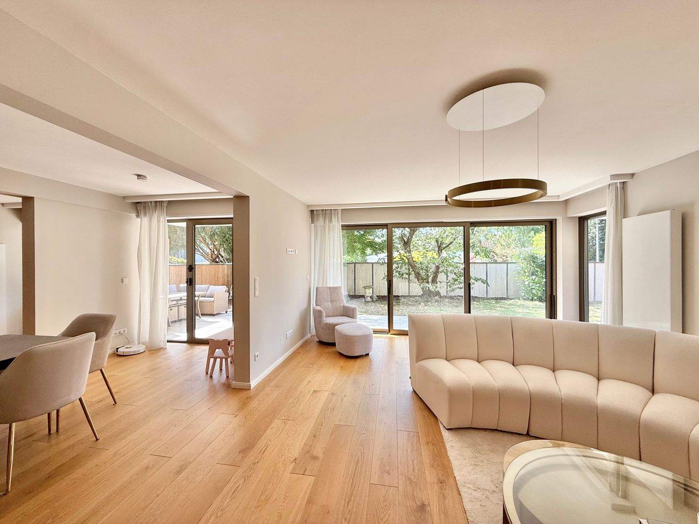 Wohnen wie im Bungalow: Exklusive EG-Wohnung mit sonnigen Terrassen & großem Garten, 30559 Hannover