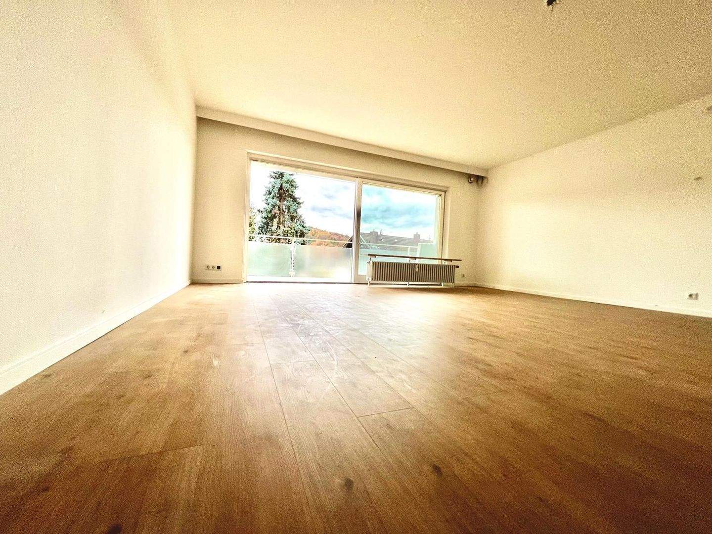Neu sanierte 3-Zimmer-Wohnung mit Balkon + Terrasse, Einbauküche in ruhiger, zentraler Aussichtslage, 76532 Baden-Baden