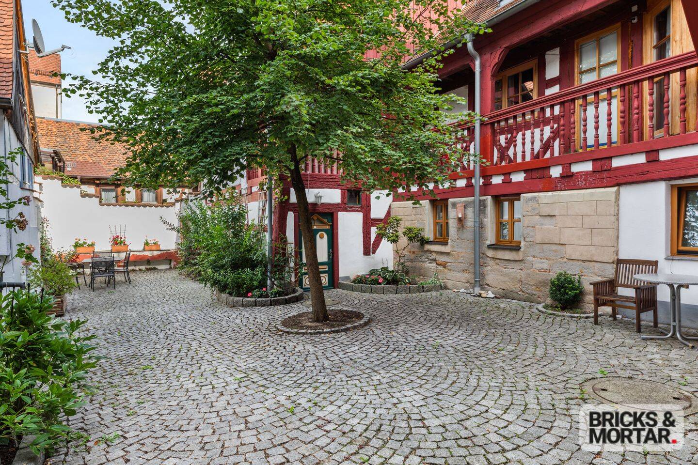 Historisches Wohnen auf drei Ebenen in der Altstadt: Maisonettewohnung mit Galerie, Dachloggia, EBK und TG – Altdorf b. Nürnberg – Vorschaubild 3