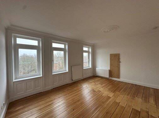 charmante 2-Zi.-Altbau-Whg., 3. OG, Eimsbütteler Marktplatz, Fenster neu mit erhöhtem Schallschutz