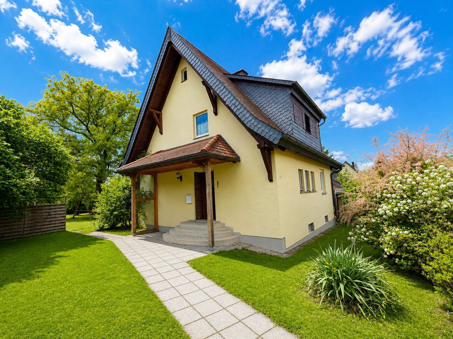 Familientraum mit Paradiesgarten – Schnuckeliges Haus – 5 Zimmer, Terrasse, Doppelgarage, Bestlage!, 97215 Uffenheim