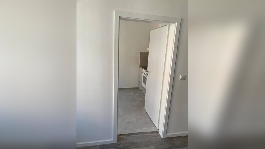 Zweitbezug nach Sanierung! Großzügige 3-Zimmerwohnung mit Laminat, Balkon, Wanne und Einbauküche! – Chemnitz – Vorschaubild 4