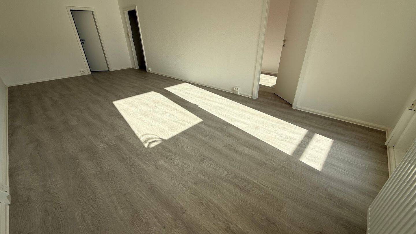 Modernem Bodenbelag – großer Südbalkon – Einbauküche mögl. ! – Chemnitz – Vorschaubild 3