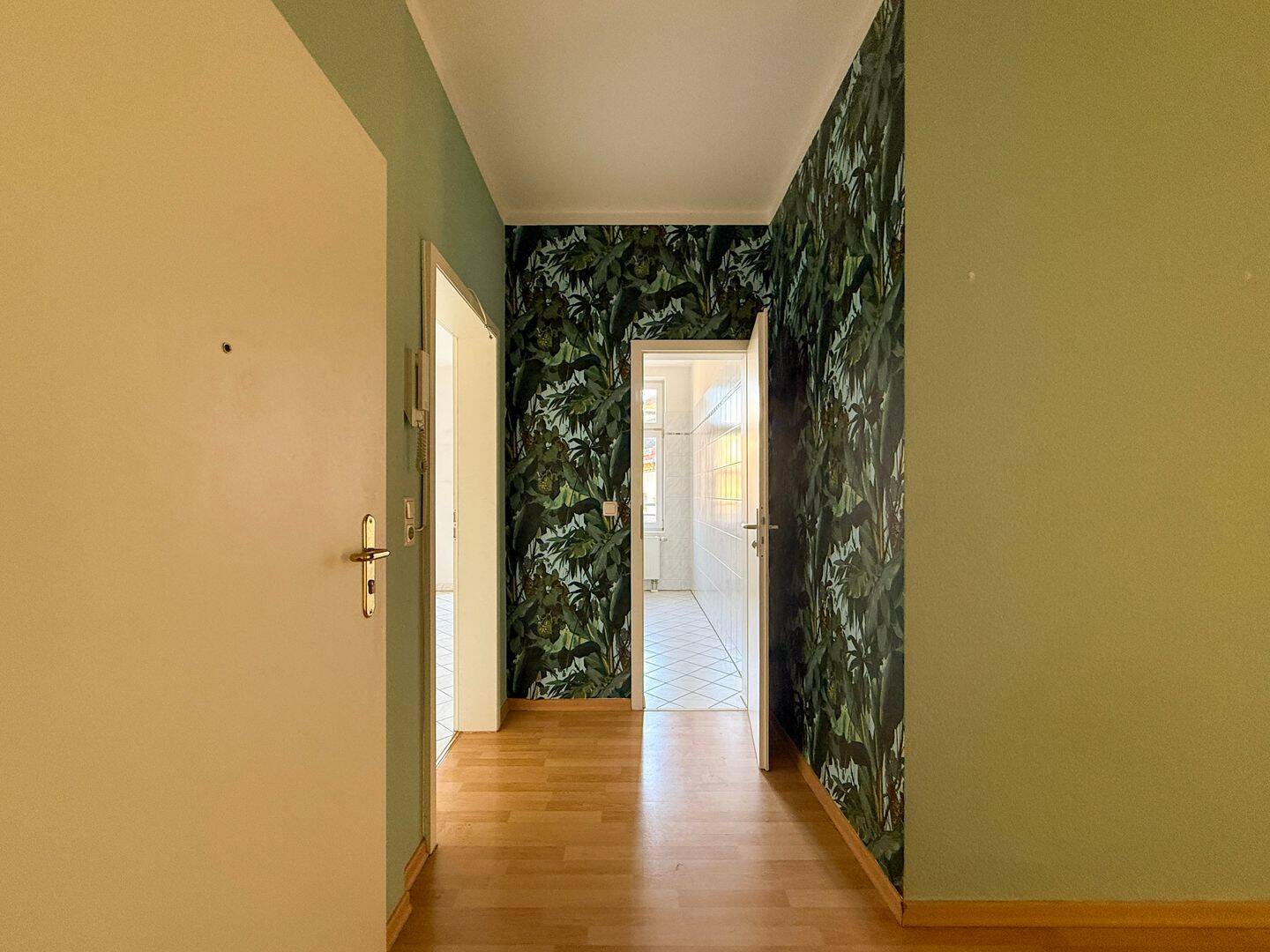 Bezugsfrei | Balkon | Aufzug | Fernwärme | Stuckdecken – Leipzig – Vorschaubild 3