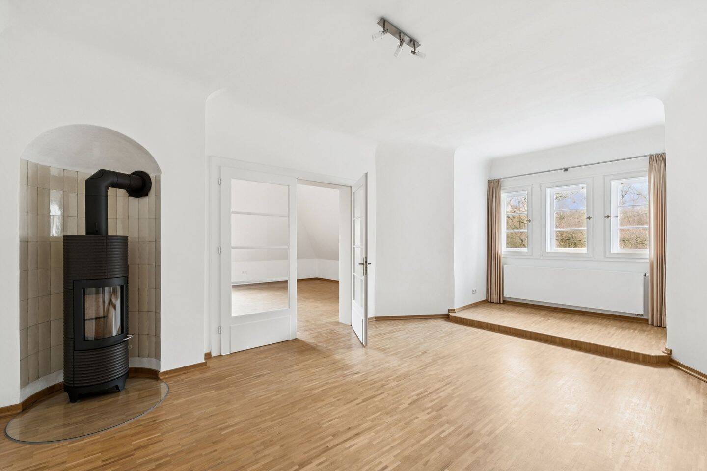 Exklusives Dachgeschossjuwel mit zwei Balkonen in herrschaftlicher Villa – Hannover – Vorschaubild 3