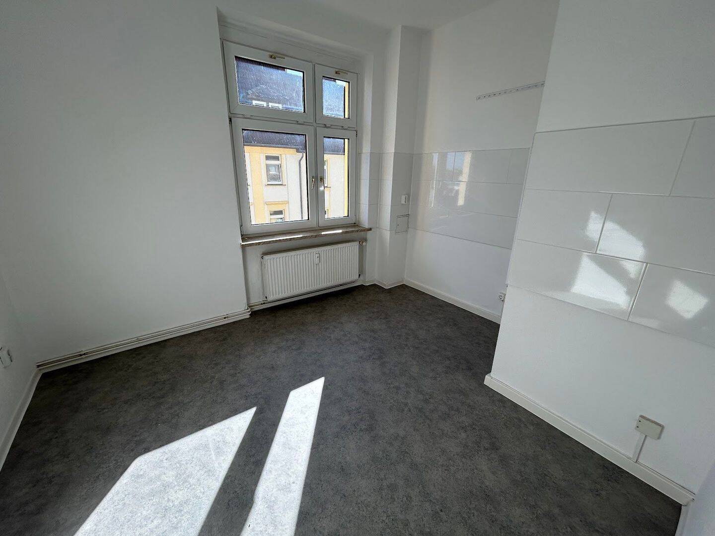 Geräumige 2-Zimmer-Wohnung mit geschlossenem Balkon! – Magdeburg – Vorschaubild 3