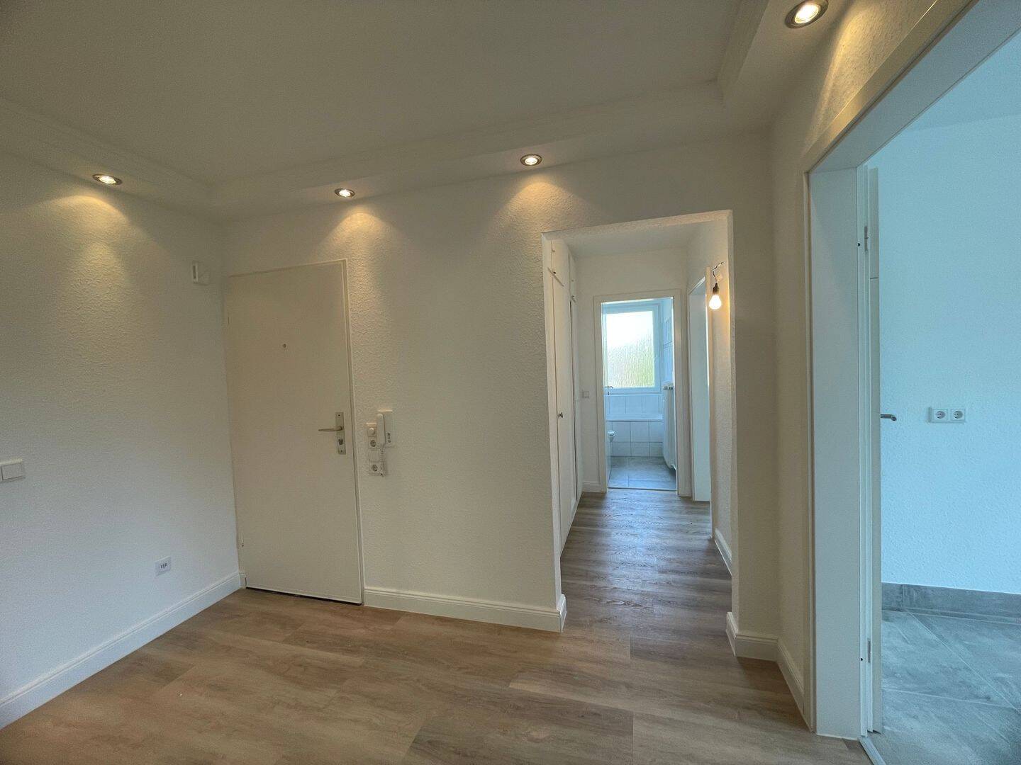 Idealer Grundriss! Renovierte 3-Zimmer-Whg mit Balkon & Garage – 40627 Düsseldorf – Vorschaubild 3