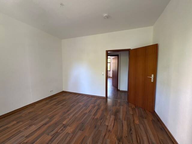 1. OG mit Laminat / großer Balkon / begrünter Innenhof – 9113 Chemnitz – Vorschaubild 4