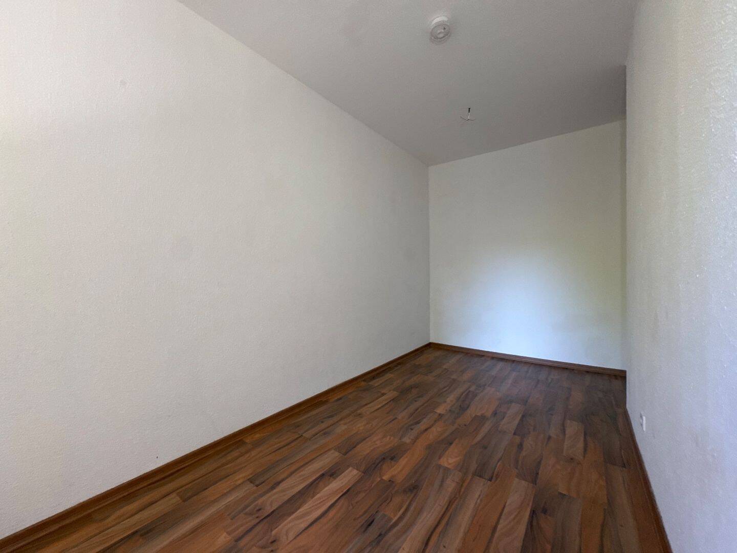 1. OG mit Laminat / großer Balkon / begrünter Innenhof – 9113 Chemnitz – Vorschaubild 5