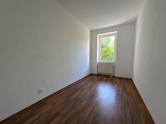 1. OG mit Laminat / großer Balkon / begrünter Innenhof – 9113 Chemnitz – Vorschaubild 6