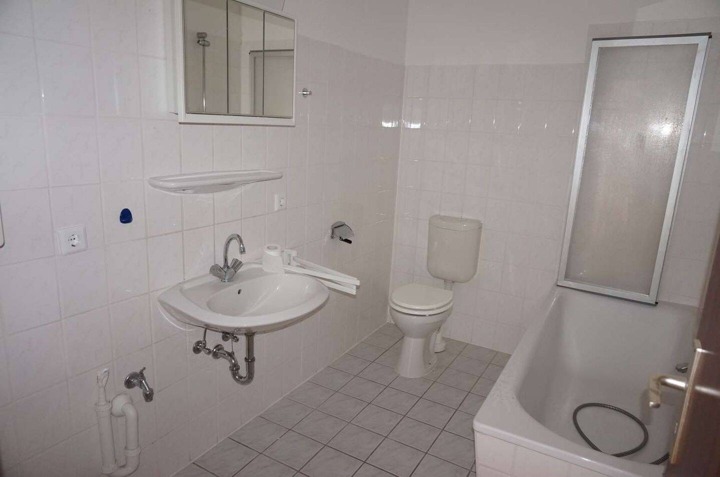 1. OG mit Laminat / großer Balkon / begrünter Innenhof – 9113 Chemnitz – Vorschaubild 7
