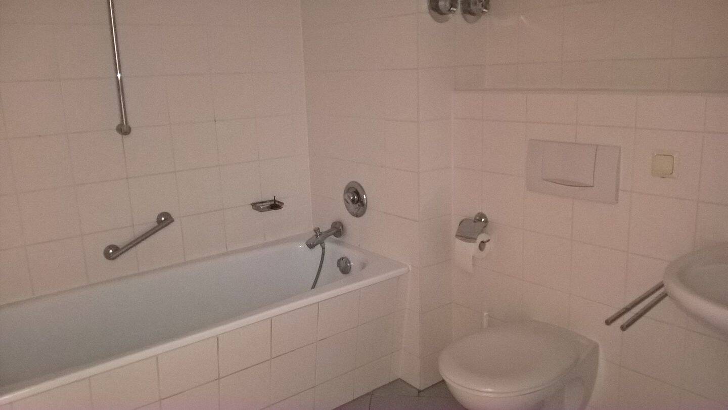 Magdeburg – interessante 2-Raumwohnung mit großem Balkon, Aufzug, Wanne und Stellplatz-option – Magdeburg – Vorschaubild 4