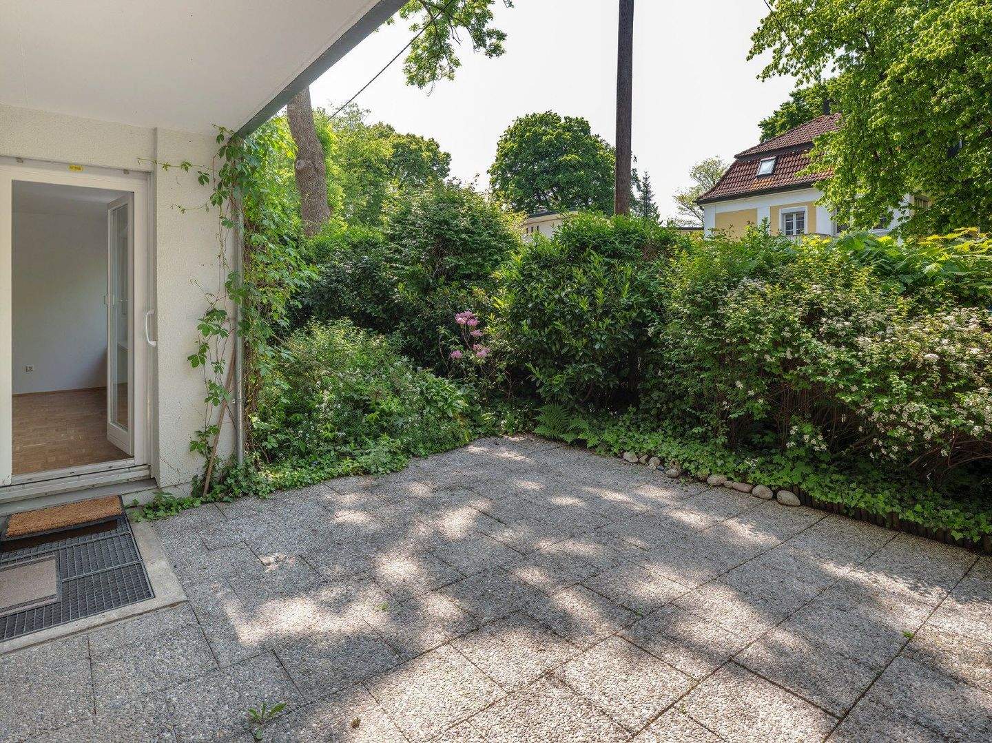 MAIER – Nahe Nymphenburger Schlosskanal, Erstbezug nach Sanierung: 3-ZI-WHG mit Garten und TG – 81245 München – Vorschaubild 3