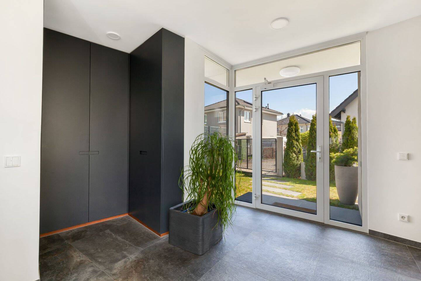 Penthouse-Gefühl im eigenen Haus – moderne Designvilla mit Dachterrassen und Wärmepumpe – 13053 Berlin – Vorschaubild 3