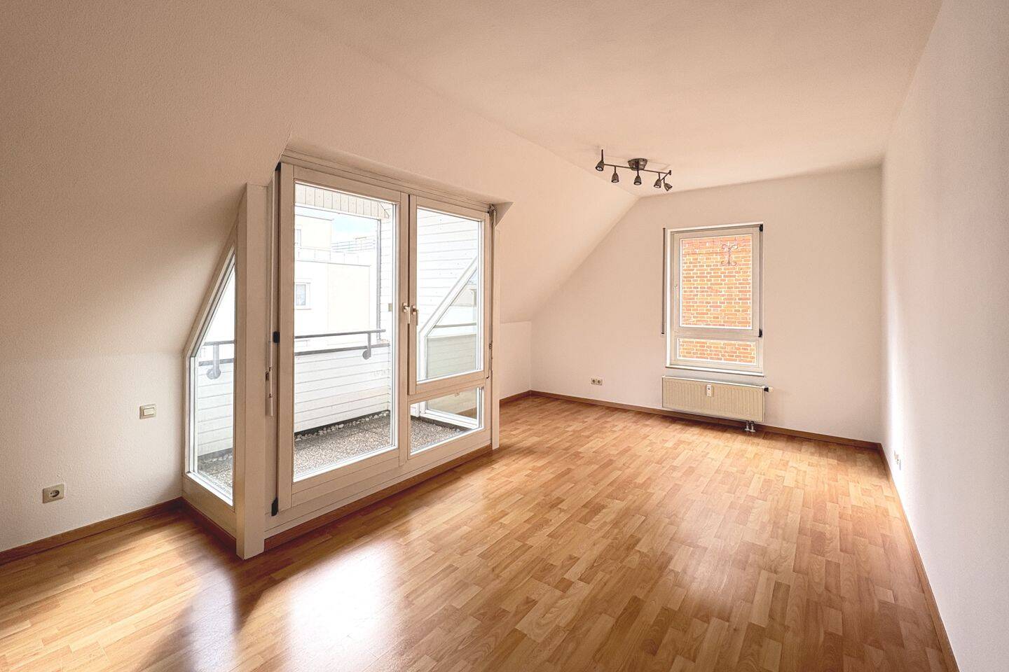 Attraktive, freie 2 ½-Zimmer-DG-Wohnung mit Stellplatz – 70563 Stuttgart – Vorschaubild 3