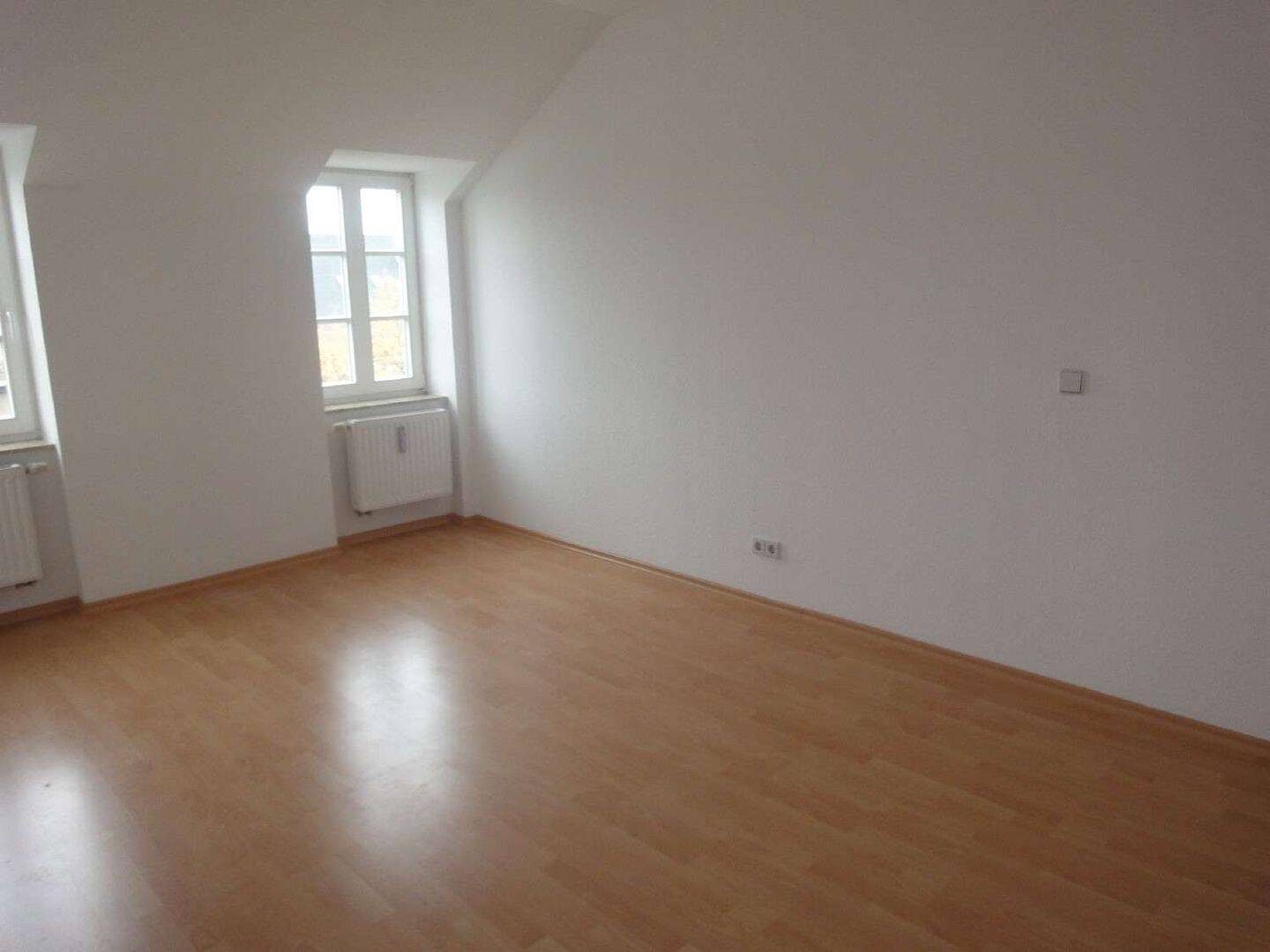 Frei ab 1.9.26 ! + DG + Bad mit Fenster + Laminat – Chemnitz – Vorschaubild 3
