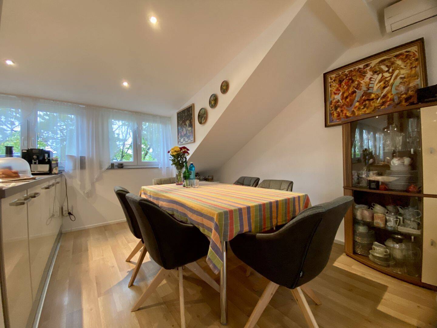Exklusives Wohnen unterm Dach – DG-Wohnung mit Balkon, EBK & 3 Parkplätzen – 70565 Stuttgart – Vorschaubild 3