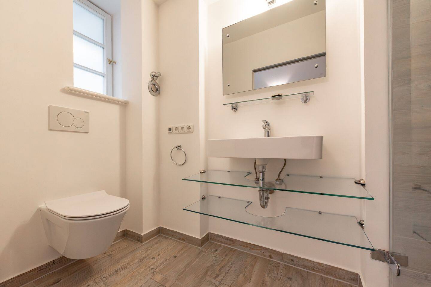 AIGNER – Rückwärtig gelegene Souterrainwohnung mit eigenem Eingang – 80803 München – Vorschaubild 3