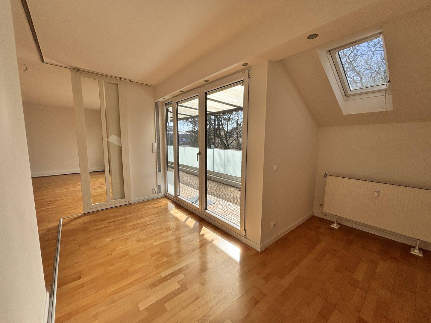 Ruhig gelegene Etagenwohnung mit großem, sonnigen Südbalkon. – 40489 Düsseldorf – Vorschaubild 3
