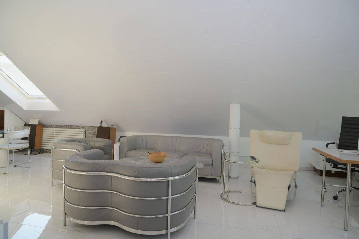 Aussicht, Natur und Design: exquisite 3-Zimmer Dachgeschosswohnung in Freiburg St. Georgen – 79111 Freiburg im Breisgau – Vorschaubild 3