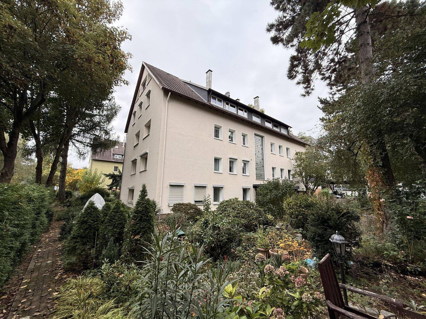 Schicke Dachgeschosswohnung in offener Bauweise mit 2 Zimmern und offener Küche in Hannover-Ahlem – 30453 Hannover – Vorschaubild 3