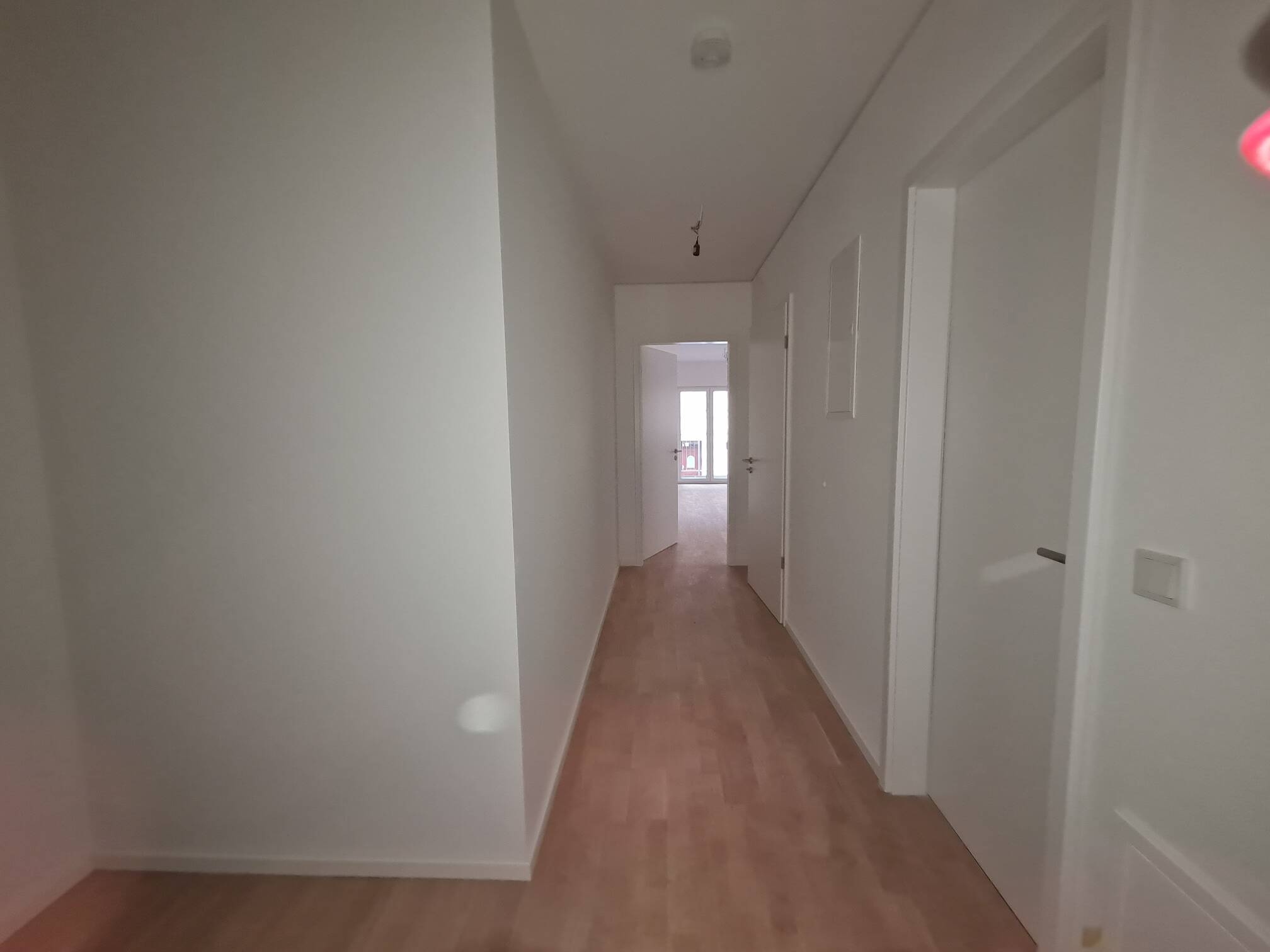 Schicke 2-Zimmerwohnung mit Parkett, Einbauküche, Balkon u. Fußbodenheizung – Magdeburg – Vorschaubild 3