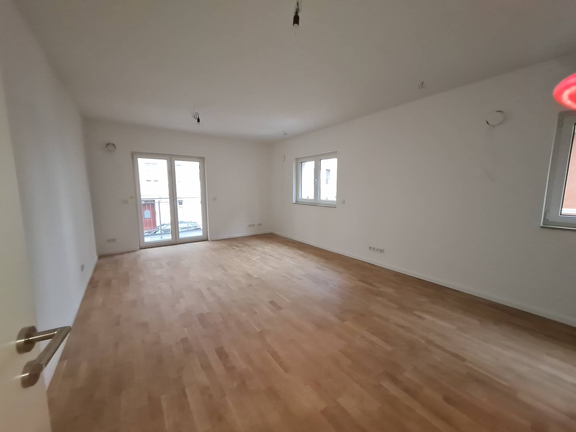 Schicke 2-Zimmerwohnung mit Parkett, Einbauküche, Balkon u. Fußbodenheizung – Magdeburg – Vorschaubild 4