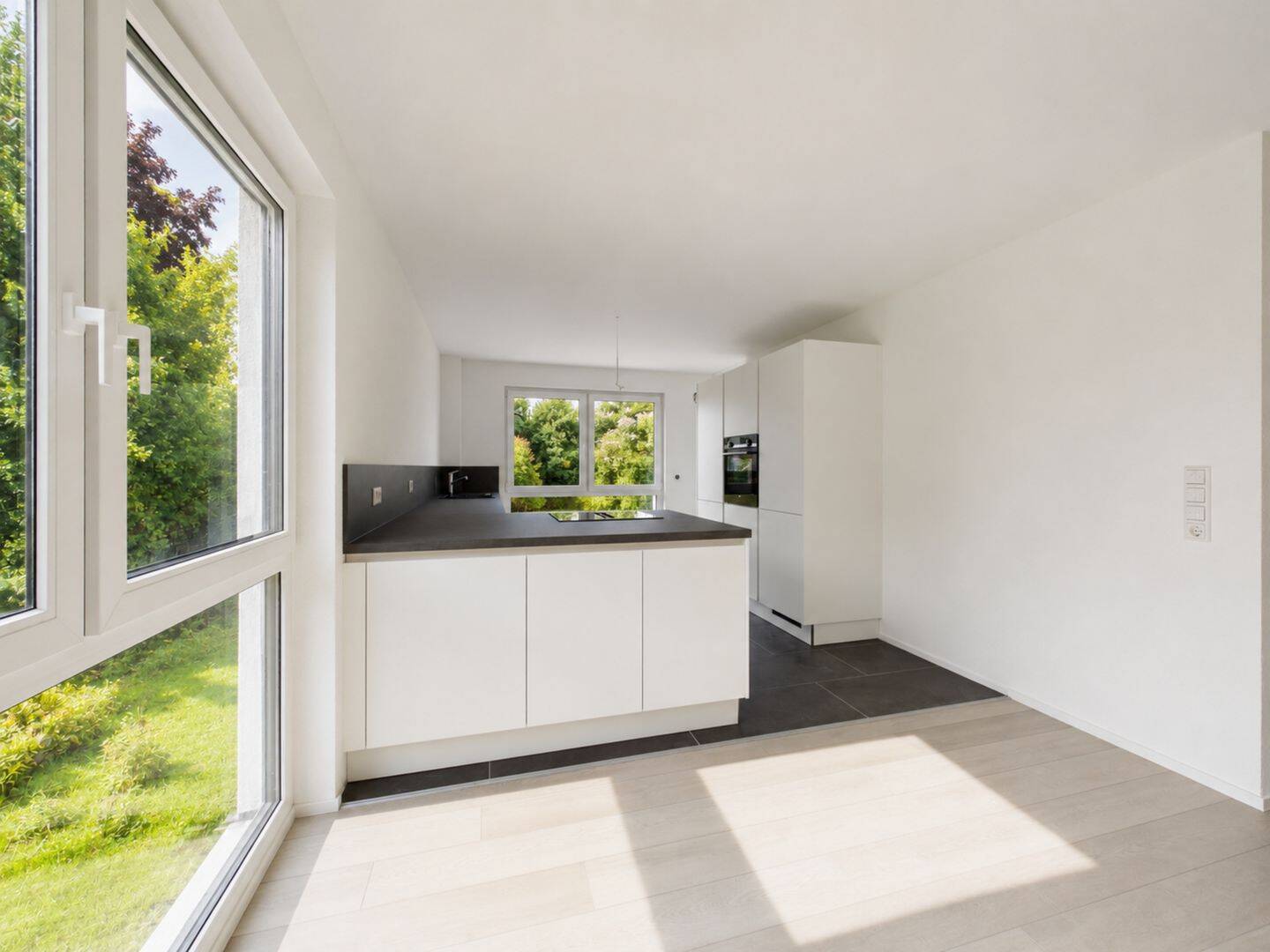 Modernes Wohnen im Erstbezug: Stilvolle Doppelhaushälfte in Heilbronn-Kirchhausen – 74078 Heilbronn – Vorschaubild 4