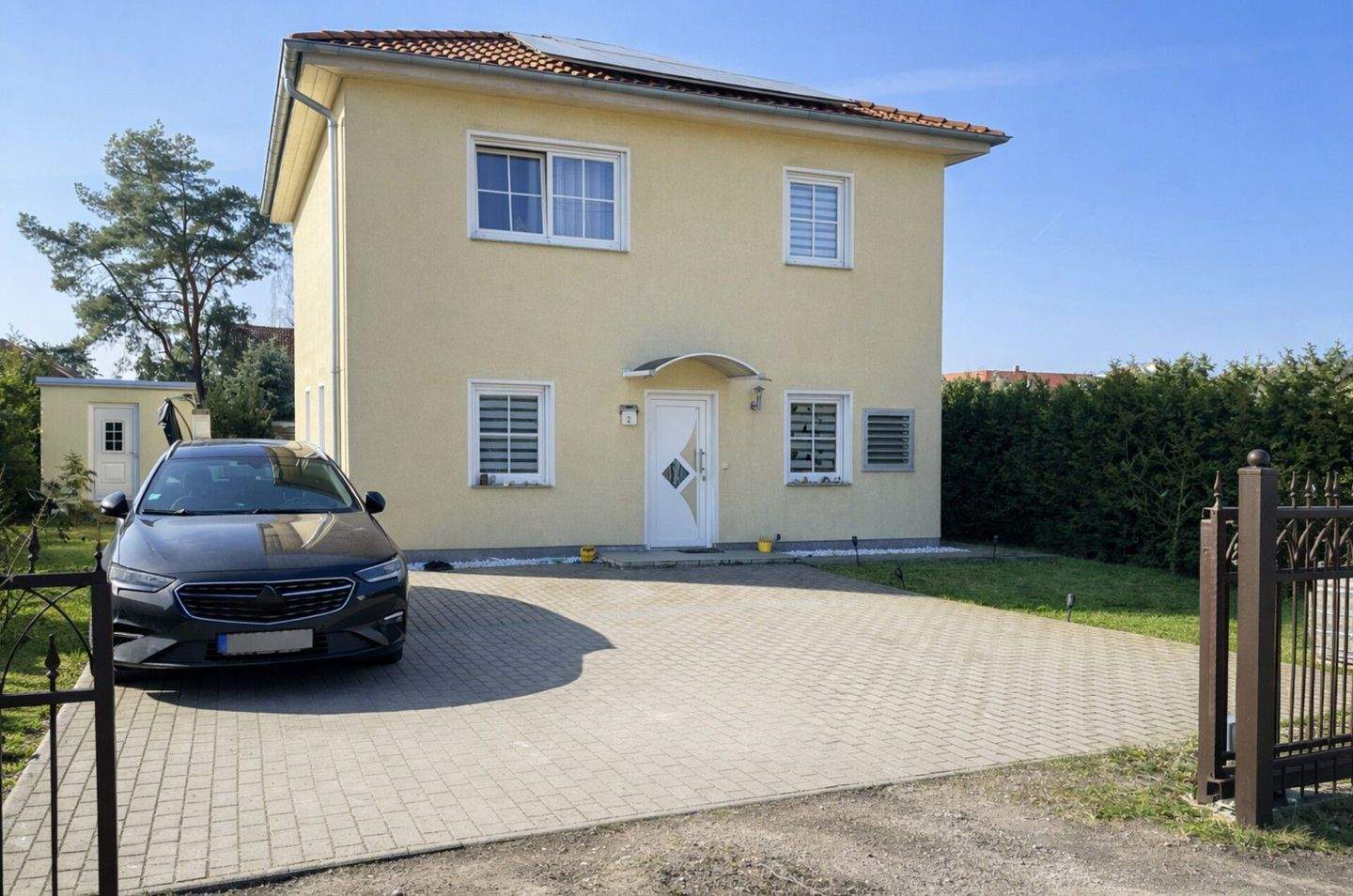 Berlin-Biesdorf: Stilvolle Stadtvilla auf 490 m² GST inkl. Terrasse & Garten in ruhiger Wohnlage ! – 12683 Berlin – Vorschaubild 3