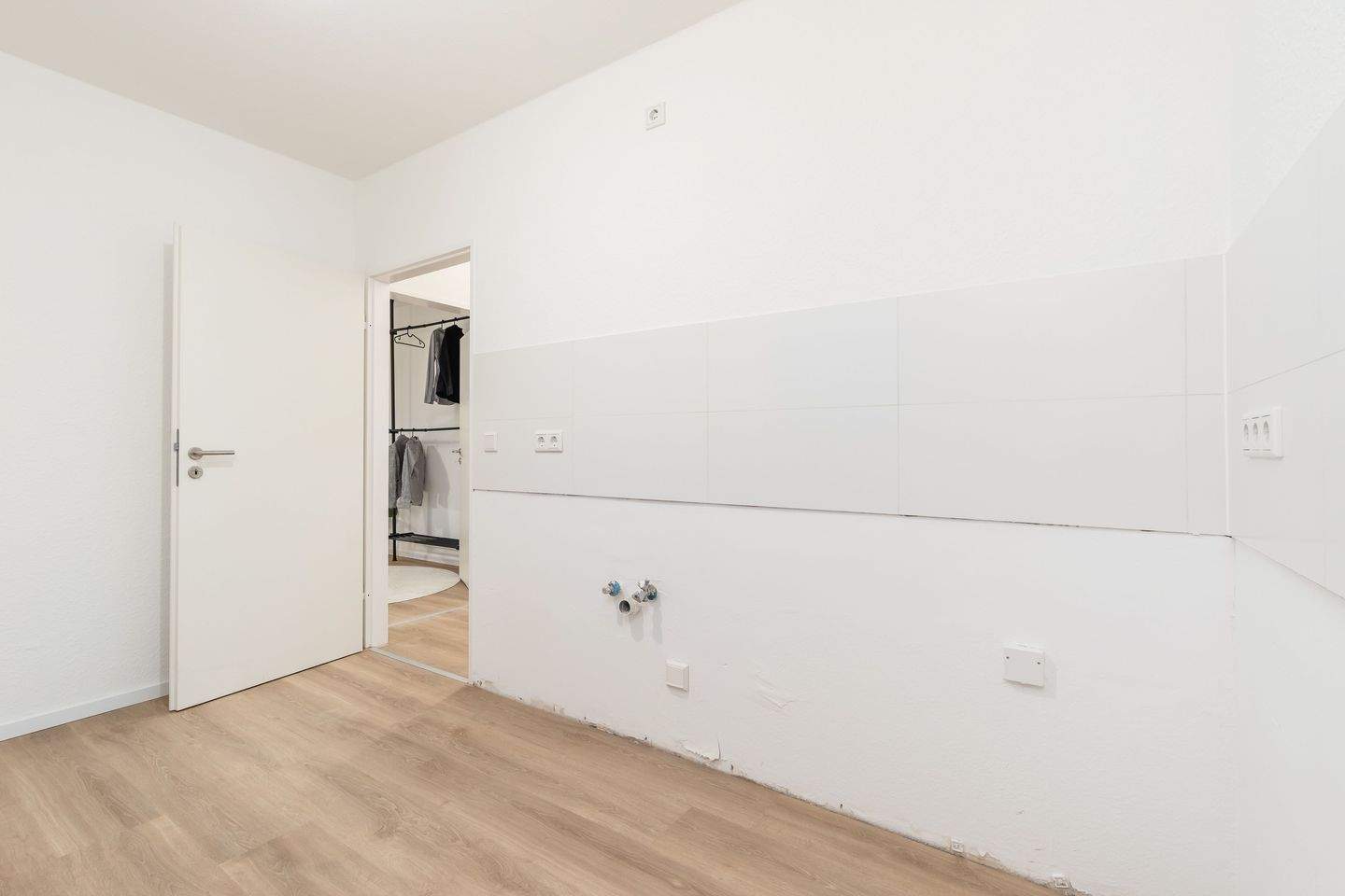Bezugsfrei | energetisch sanierte 2-Zimmer-Wohnung mit Balkon & TG – 50825 Köln – Vorschaubild 4