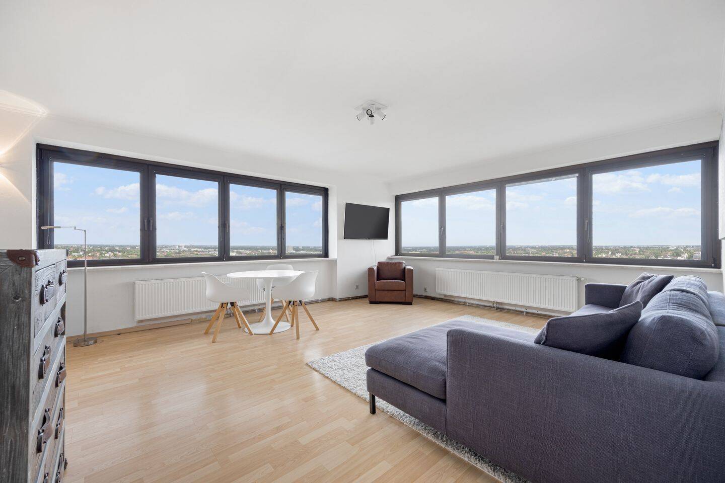 Skylineblick aus der 21. Etage, urbanes Living über den Dächern Hamburgs – 22083 Hamburg – Vorschaubild 3