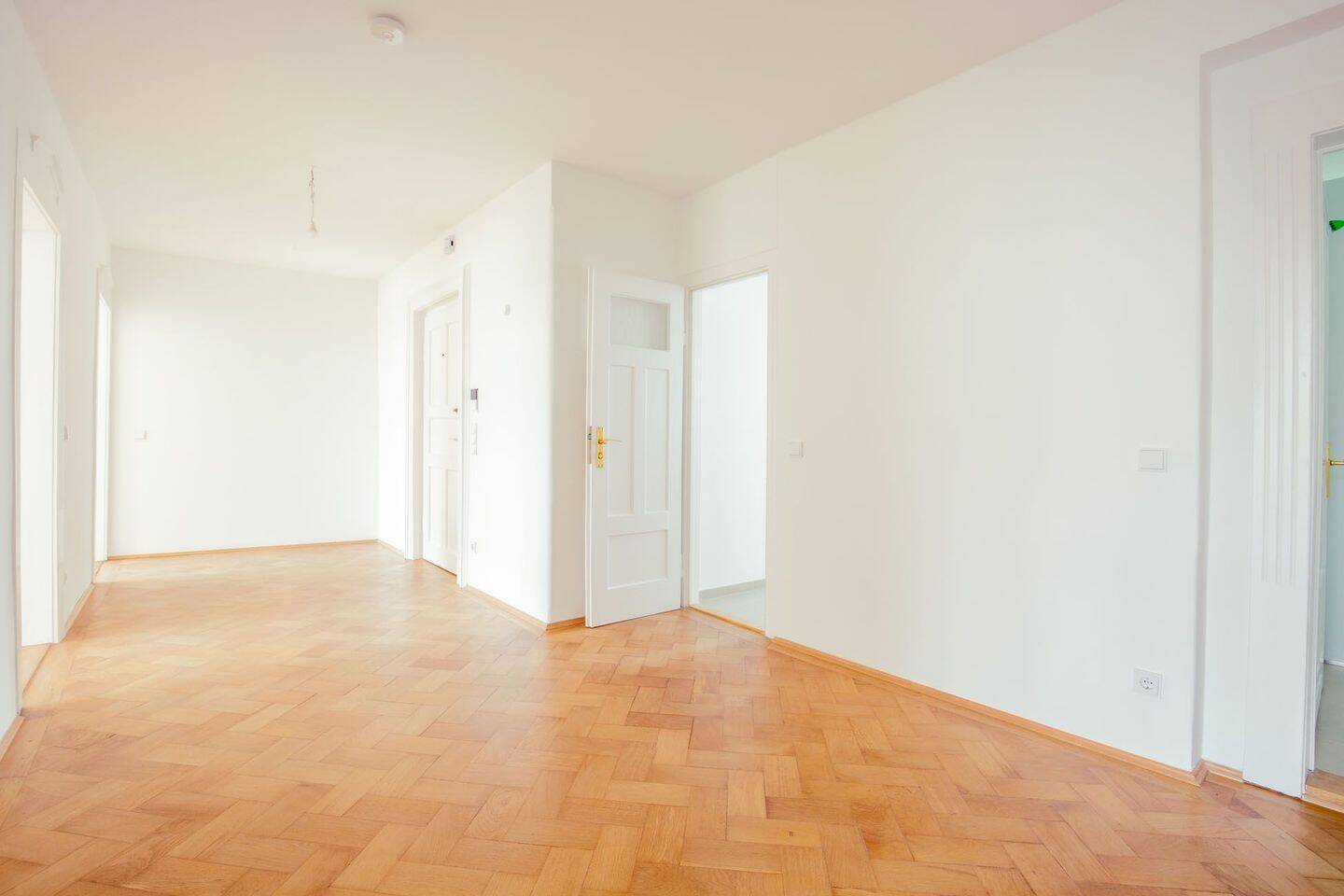 AIGNER – Helles 3 Zimmer Altbaujuwel mit Einbauküche am Hohenzollernplatz – München – Vorschaubild 3